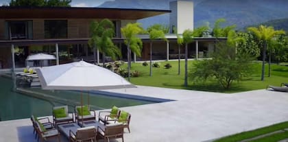 El jardín de la mansión de Neymar