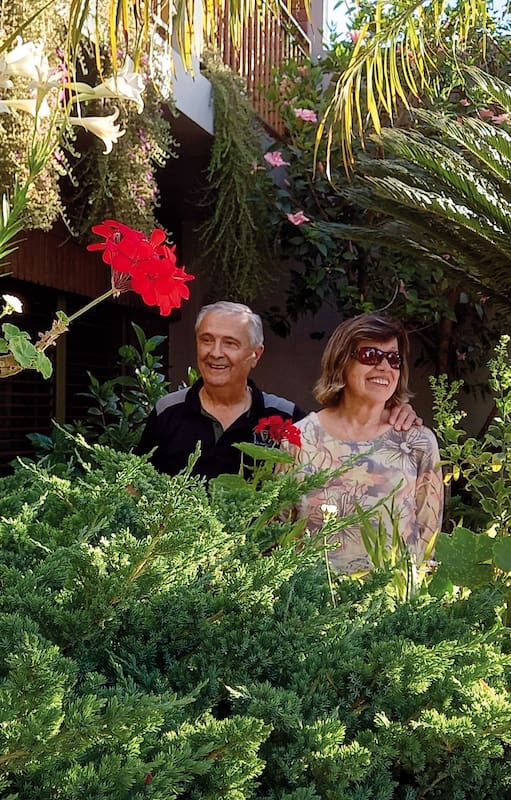 El jardín de los amantes acaricia la vereda.