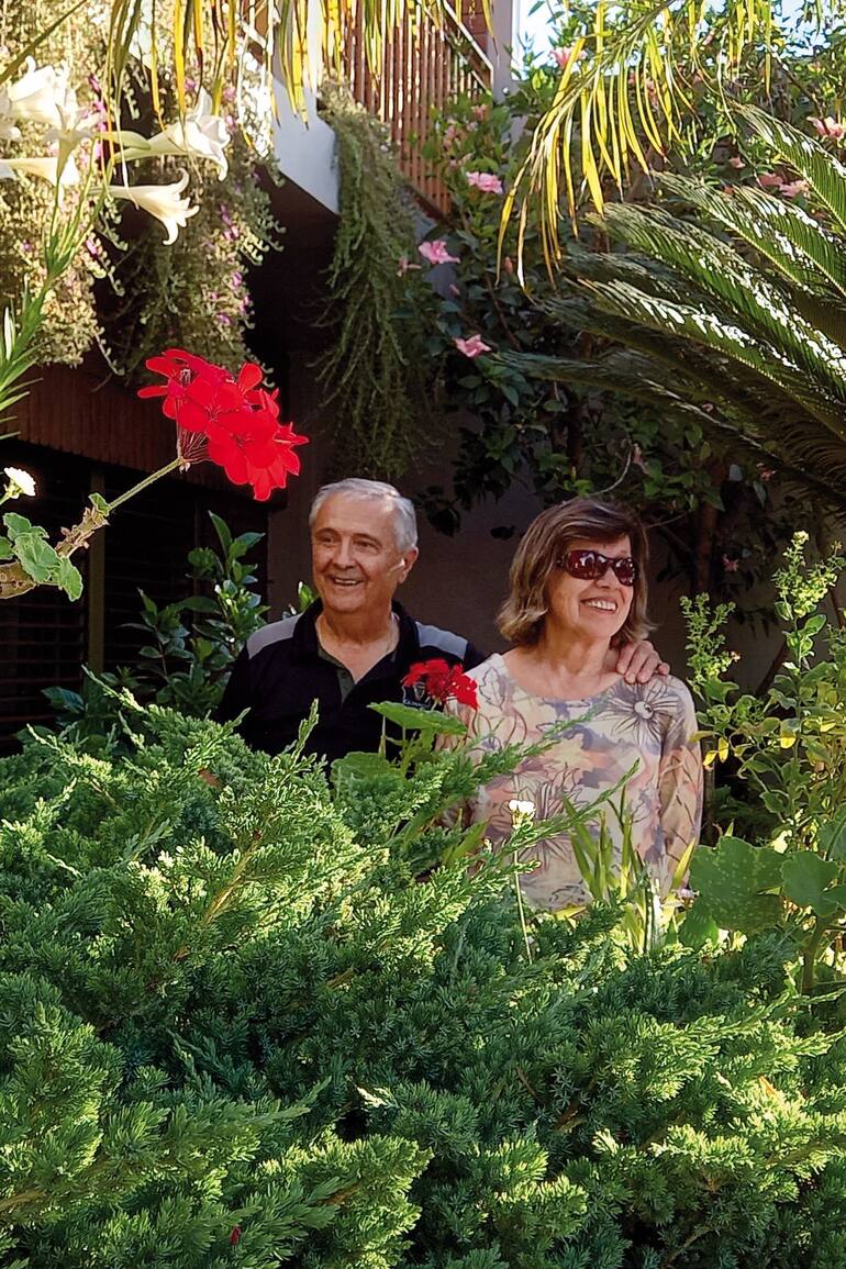 El jardín de los amantes acaricia la vereda.