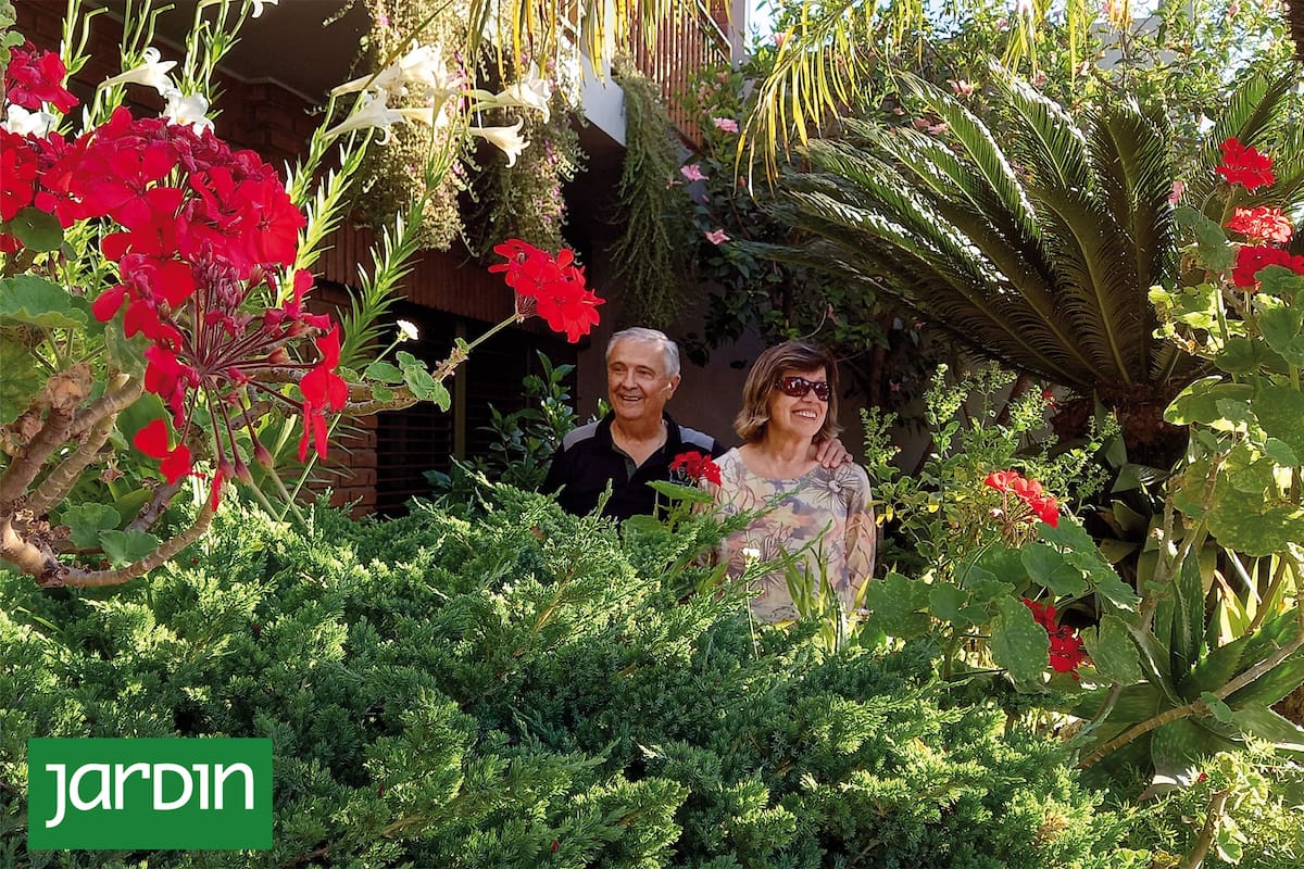 El jardín de los amantes acaricia la vereda.