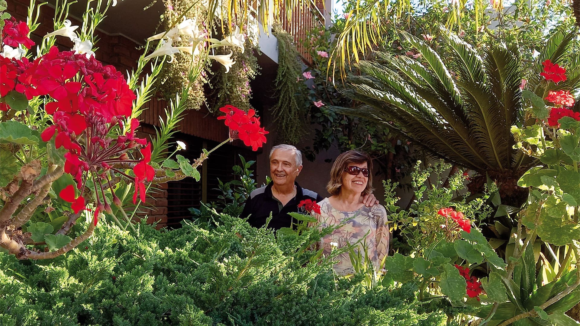 El jardín de los amantes acaricia la vereda.