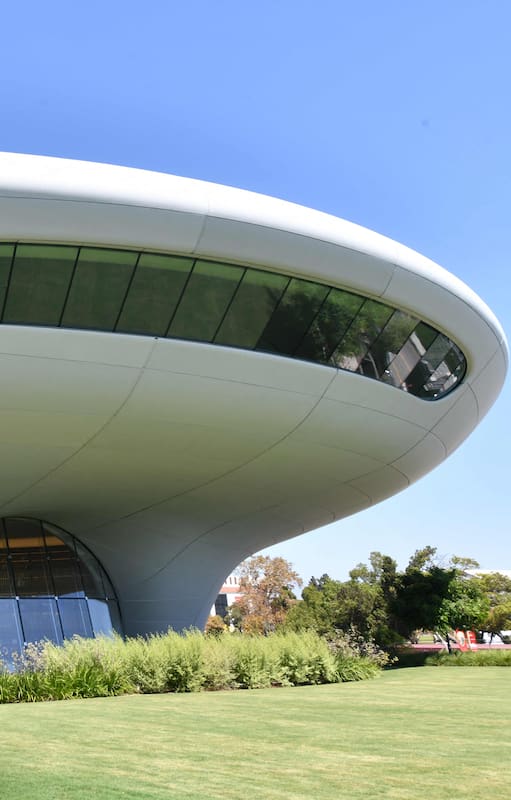 El jardín del Museo Lucas de Arte Narrativo de Los Ángeles