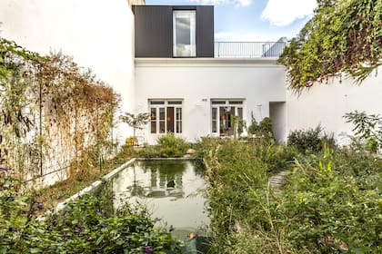 El jardín es agreste, salvaje, con variedad de gramíneas y cubresuelos que crean una superficie con diferentes volúmenes, texturas y aromas.