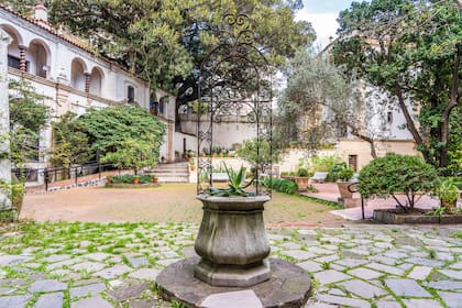 El jardín está lleno de rincones en los que sentarse a leer, descansar, escuchar música o simplemente mirar el paisaje
