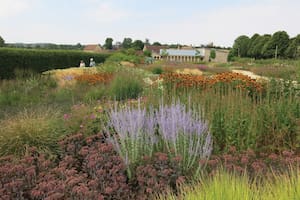 El jardín está rodeado de cercos bajos que dan una sensación de protección, pero a la vez permiten ver el paisaje circundante. Una serie de senderos dan la posibilidad de sumergirse entre los
enormes canteros.