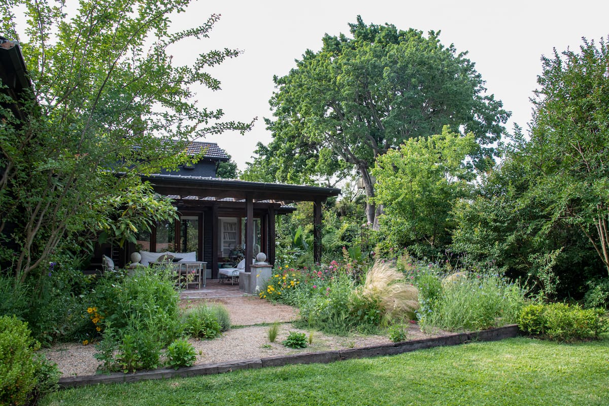 El jardín fusiona el estilo romántico y el naturalista