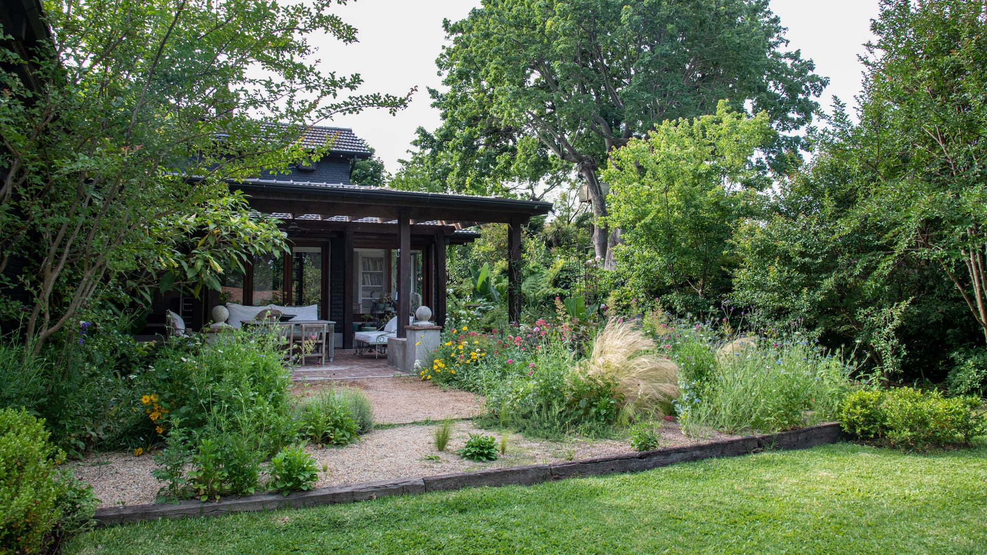 El jardín fusiona el estilo romántico y el naturalista