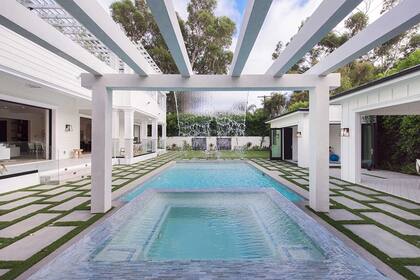 El jardín incluye una piscina cubierta y un spa.