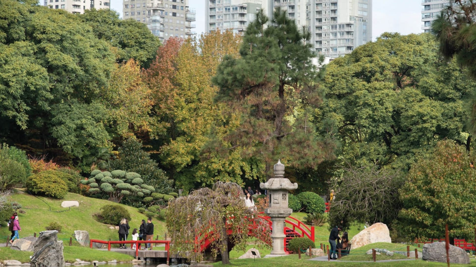 El Jardín Japonés, creado en 1967, sigue atrayendo a los visitantes con sus bellos puentes, espejos de agua y cascadas.