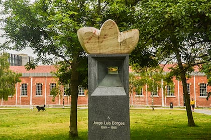 El jardín Jorge Luis Borges, con una obra de Federico Brook