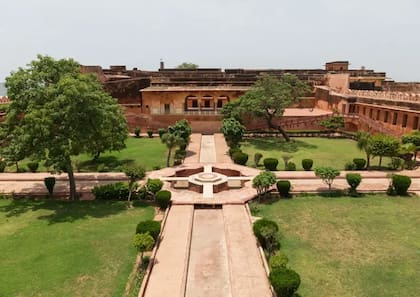 El jardín persa se conoce como "Chahar Bagh", que significa "cuatro jardines". Este es un ejemplo en India