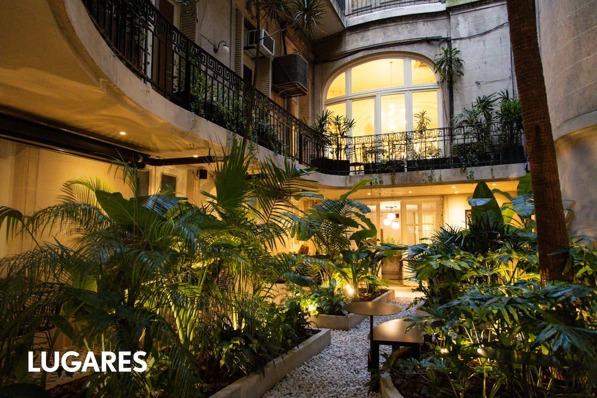 El jardín secreto del edificio es uno de los atractivos del restaurante
