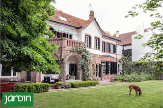 Cómo este jardín que acompaña una arquitectura inglesa ganó luz, espacio y movimiento gracias a una decisión audaz