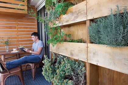 El jardín vertical hecho a medida tiene una variedad de suculentas y hierbas aromáticas que requieren mínimo mantenimiento.