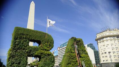 El jardín vertical que se eleva junto al Obelisco