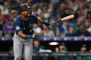 Sencillo de Carrigg en el séptimo impulsa a Rockies 5-3 ante Marineros al borde de eliminación