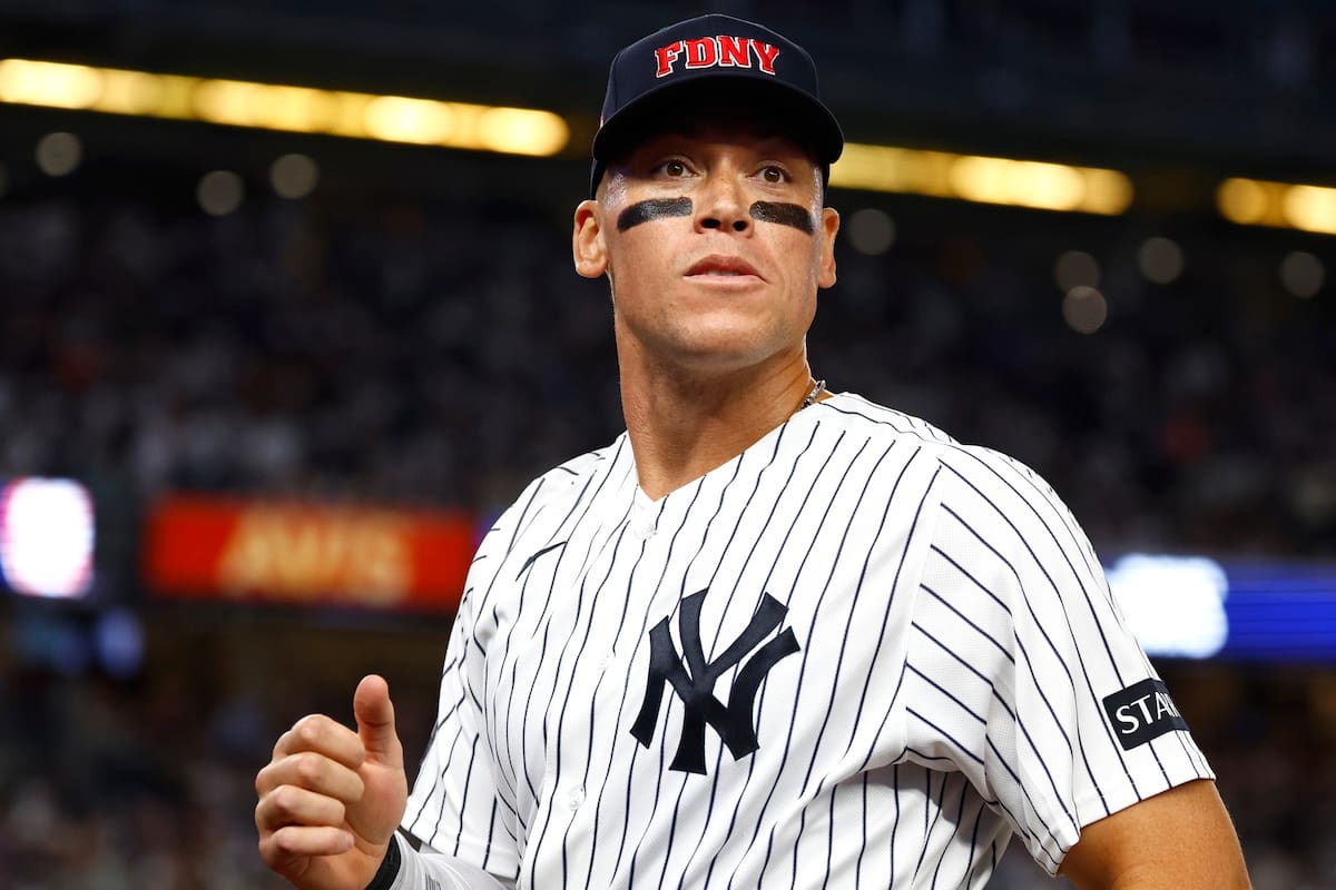 El jardinero de los Yankees de Nueva York, Aaron Judge, se dirige a la caseta durante la sexta entra