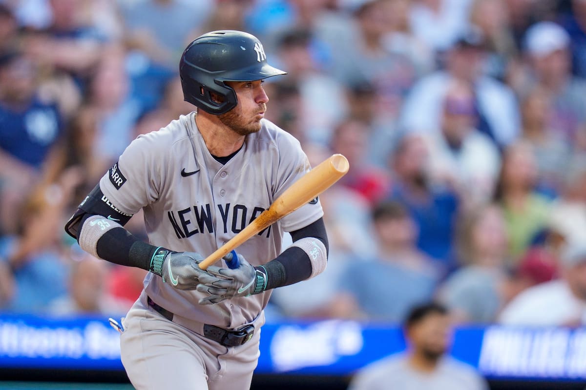 El jardinero de los Yankees de Nueva York, Cody Bellinger, conecta un sencillo para impulsar a Austi