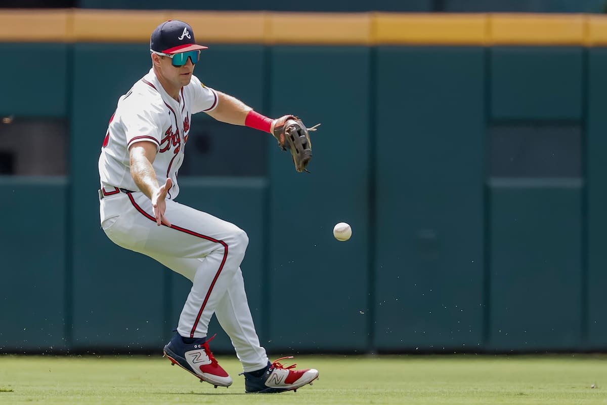 El jardinero izquierdo de los Bravos de Atlanta, Brewer Hicklen, fildea un sencillo bateado por Ryan