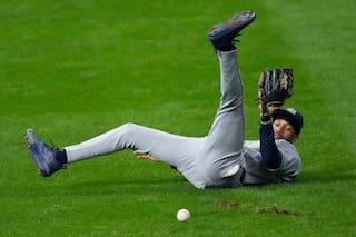 Rays cometen errores inusuales y caen 2-0 ante Cerveceros en la Serie Mundial