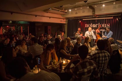 El jazz puede ser una gran compañía de cita la noche de San Valentín, y Notorious lo tiene todo preparado de la mano de los hits de las películas de Woody Allen