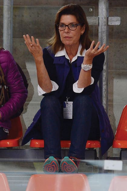 El jean se cuela en sus looks más cómodos y cancheros. Lo lleva en pantalalones (pueden ser blancos) y en camisas, incluso a veces redobla la apuesta y se suma al doble denim. Si es necesario, complementa con algún blazer, que tiene de todo tipo, corte y color.