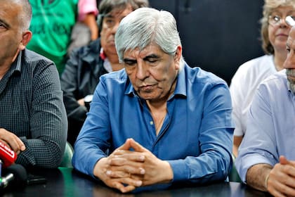 El jefe camionero fue recibido hoy por monseñor Jorge Lugones y trascendió que conversaron sobre la inflación y la caída del empleo