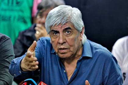 El jefe camionero fue recibido hoy por monseñor Jorge Lugones y trascendió que conversaron sobre la inflación y la caída del empleo