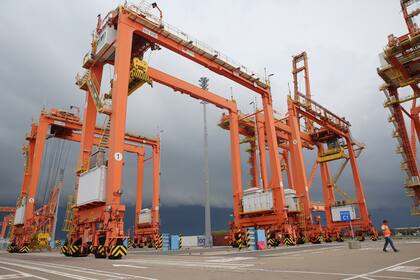 El jefe comunal dice que el kirchnerismo hizo una inauguración virtual del puerto; sus opositores destacan que la inversión se dio en esa etapa