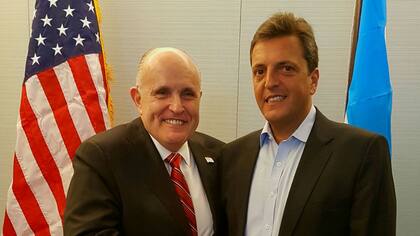 El jefe de asesores de Seguridad de Trump, Rudolph Giuliani, junto a Sergio Massa