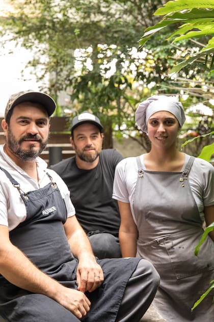 El jefe de cocina Germán “Nego” De Rosa, el dueño y chef Julián Tiberio y la cocinera
Natalia Dale Capello.