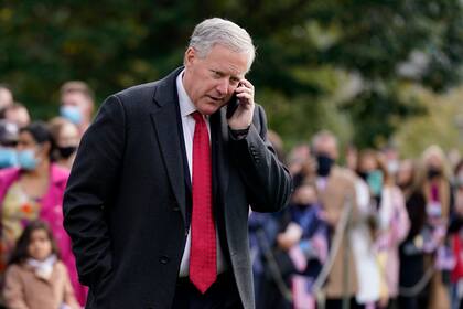 El jefe de despacho de la Casa Blanca, Mark Meadows, conversa por teléfono en el Jardín Sur de la Casa Blanca el 30 de octubre de 2020, en Washington. (AP Foto/Patrick Semansky)
