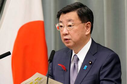 El jefe de despacho del gobierno japonés, Hirokazu Matsuno, ofrece una conferencia de prensa en la oficina del primer ministro, el martes 4 de octubre de 2022, en Tokio. (Kyodo News vía AP)