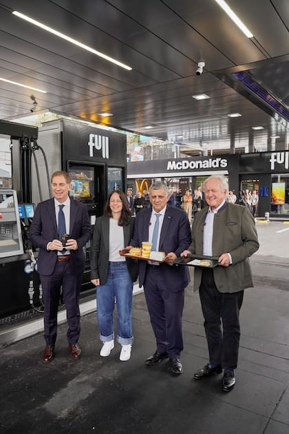 El jefe de gabiente Diego Santilli, la intendenta de Vicente López Soledad Martínez, el presidente de YPF Horacio Marín y Woods Staton, CEO de Arcos Dorados/McDonald's