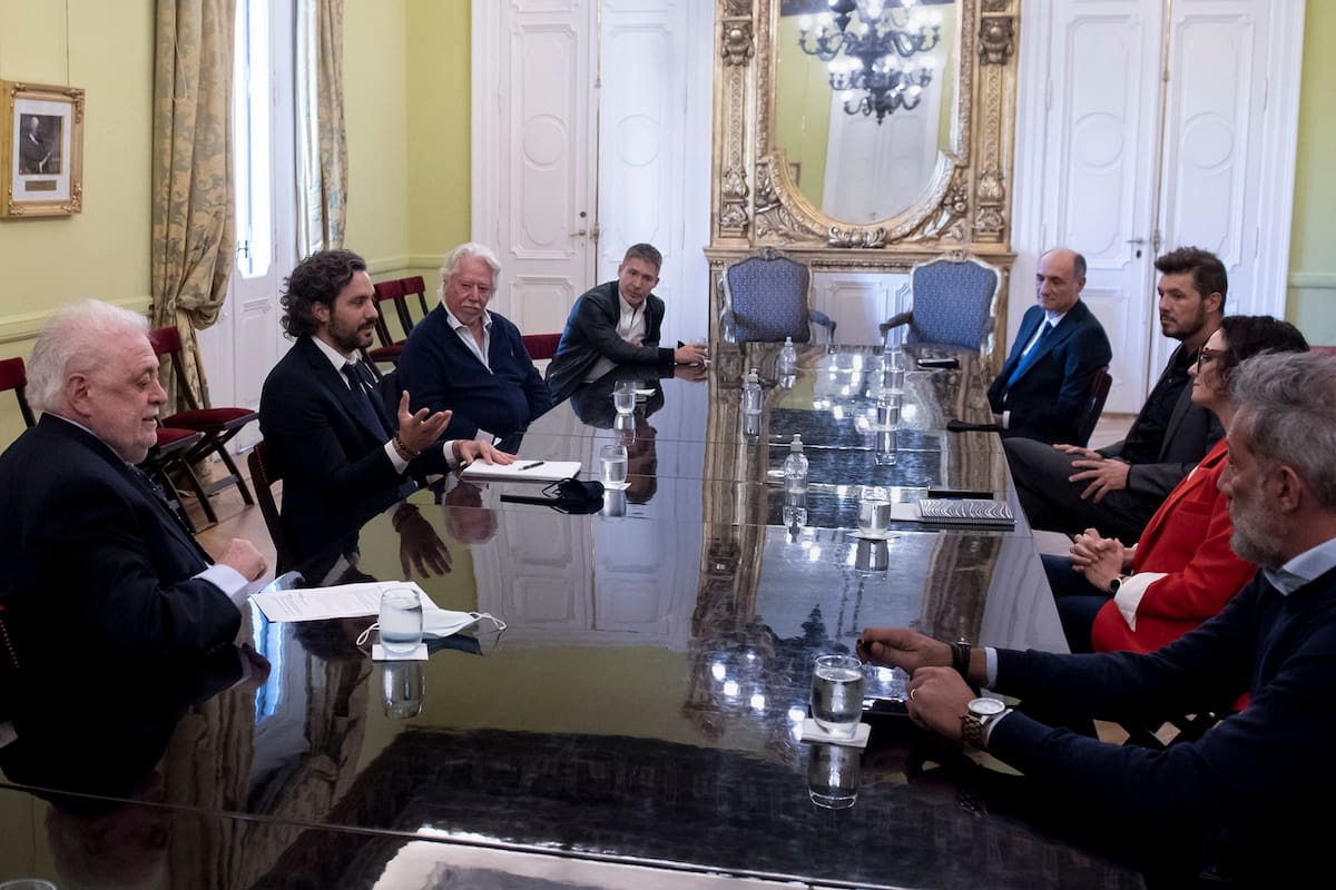 El jefe de Gabinete de Ministros de la Nación, Santiago Cafiero, recibió hoy, junto al ministro de Salud, Ginés González García, al presidente del INCAA, Luis Puenzo, a los productores televisivos Marcelo Tinelli y Adrián Suar, para analizar la situación del sector audiovisual en el marco de la pand