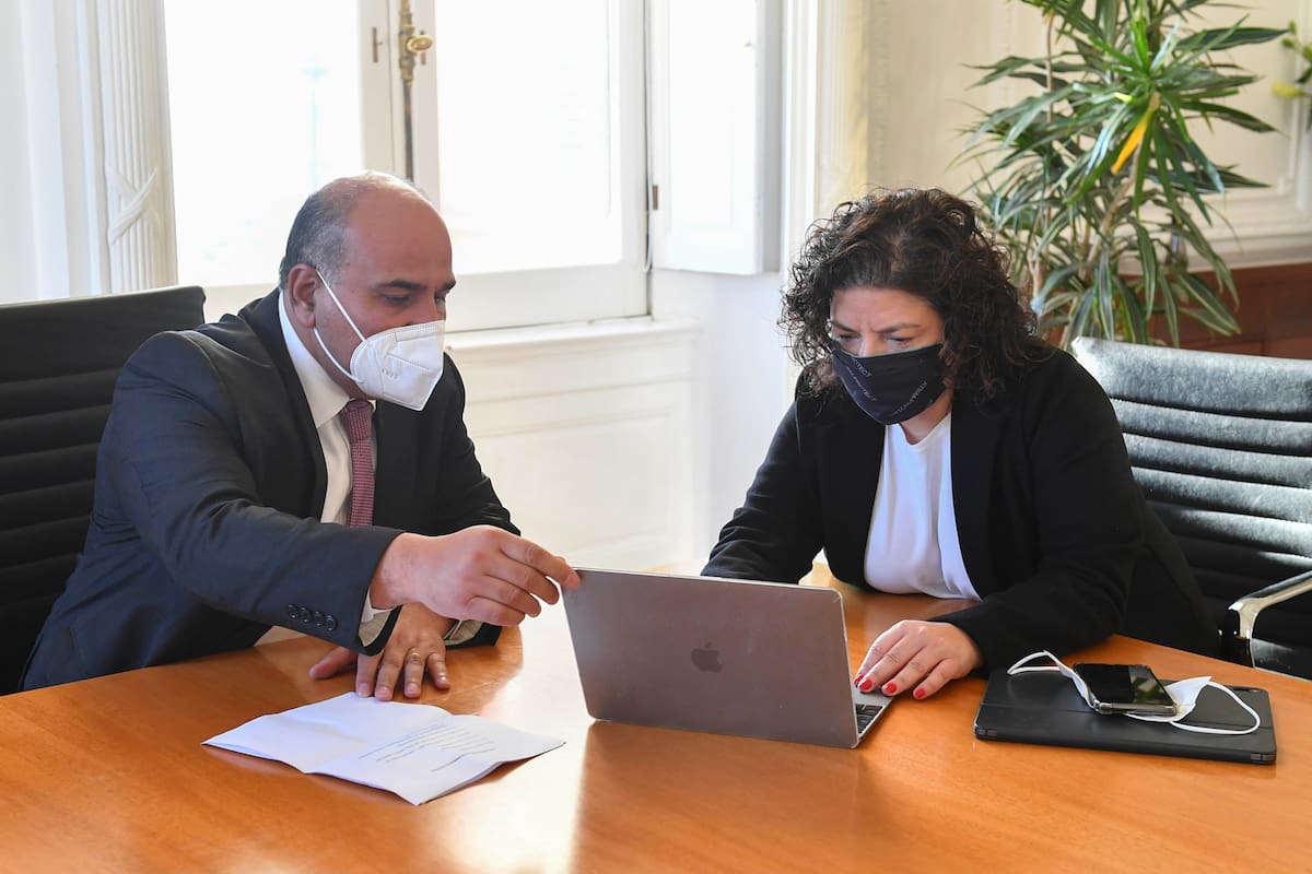 El jefe de Gabinete de Ministros de la Nación, Juan Manzur, recibe a la Ministra de Salud de la Nación, Carla Vizzotti. Buenos Aires, martes 21 de septiembre de 2021. Foto: Pablo Duberti/prensa jefatura de gabinete.