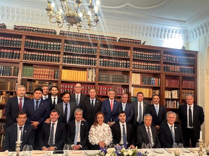 El jefe de Gabinete de Ministros, Diego Santilli; el ministro de Economía, Luis Caputo; y el canciller, Pablo Quirno, junto al ministro de Economía de Francia, Roland Lescure, y gobernadores argentinos, durante el cierre del cóctel inaugural de la Argentina Week en París