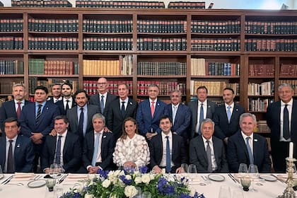 El jefe de Gabinete de Ministros, Diego Santilli; el ministro de Economía, Luis Caputo; y el canciller, Pablo Quirno, junto al ministro de Economía de Francia, Roland Lescure, y gobernadores argentinos, durante el cierre del cóctel inaugural de la Argentina Week en París.