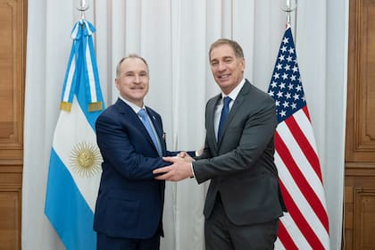 El Jefe de Gabinete de Ministros, Diego Santilli, se reunió hoy en Casa Rosada con el embajador de Estados Unidos en Argentina, Peter Lamelas.