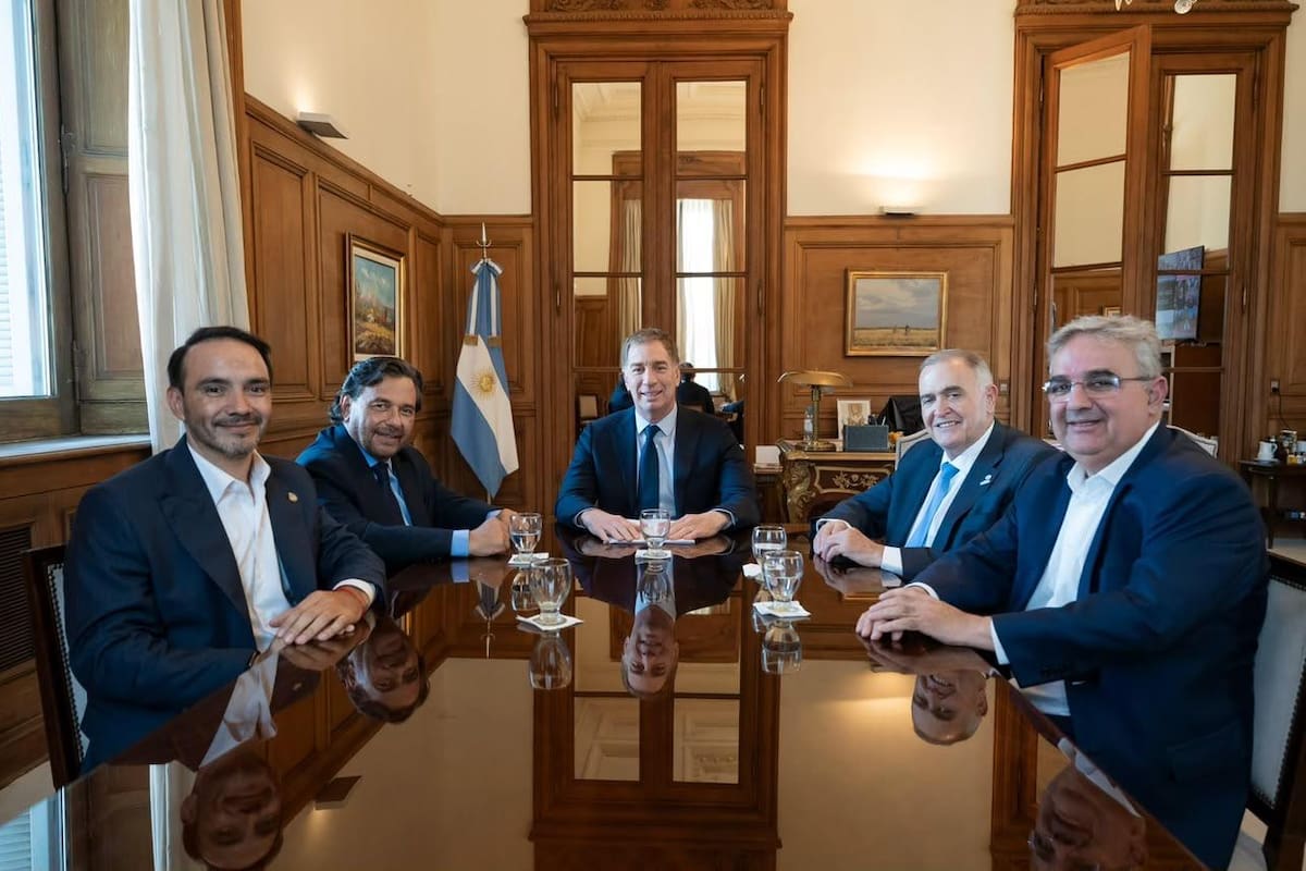El Jefe de Gabinete de Ministros, Diego Santilli, mantuvo una reunión de trabajo con los gobernadores de Catamarca, Raúl Jalil; de Corrientes, Juan Pablo Valdés; de Salta, Gustavo Sáenz; y de Tucumán, Osvaldo Jaldo, para conversar sobre los principales temas de la agenda de estas provincias y de la región Norte Grande.