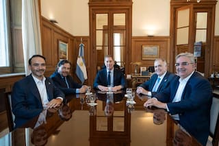 Presión de los gobernadores para retirar los artículos polémicos de discapacidad y evitar recortes en la AUH