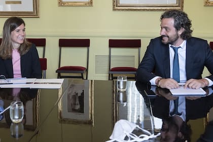 El Jefe de Gabinete, en la foto junto a Fernanda Raverta, titular de Anses, anunció la extensión de la iniciativa antes de reunirse con el gabinete económico