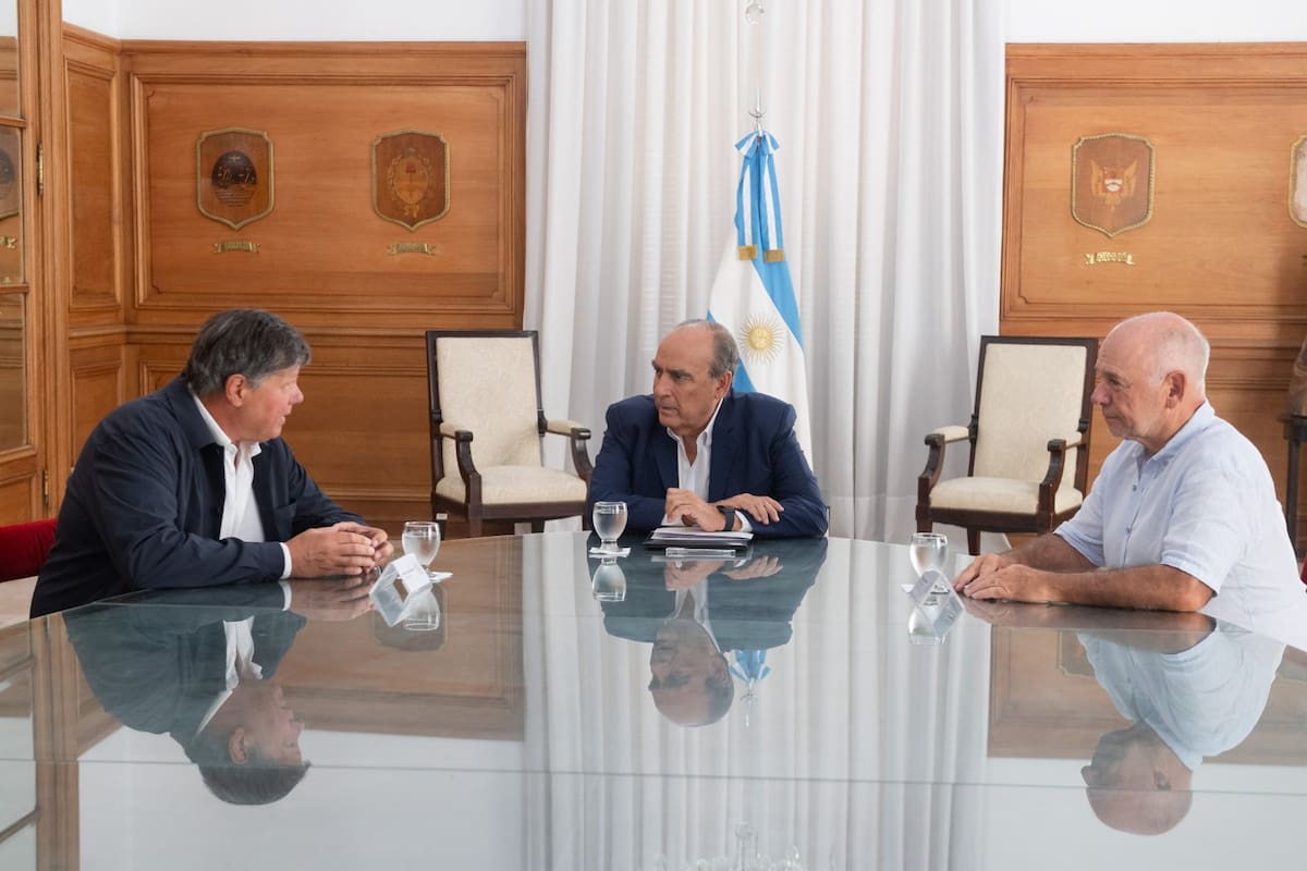 El jefe de Gabinete, Guillermo Francos, junto a Martín Schvartzman, CEO de Exponenciar, y Rafael Magnanini del área institucional