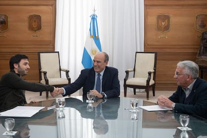El jefe de Gabinete, Guillermo Francos mantuvo hoy en Casa Rosada reuniones con los gobernadores de Córdoba, Martín Llaryora; de Chubut, Ignacio Torres; y de Neuquén, Rolando Figueroa; con quienes dialogó sobre diversas temáticas ligadas al desarrollo productivo de cada provincia