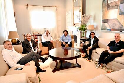 El jefe de Gabinete Guillermo Francos, rodeado de gobernadores, cuando todavía era ministro del Interior