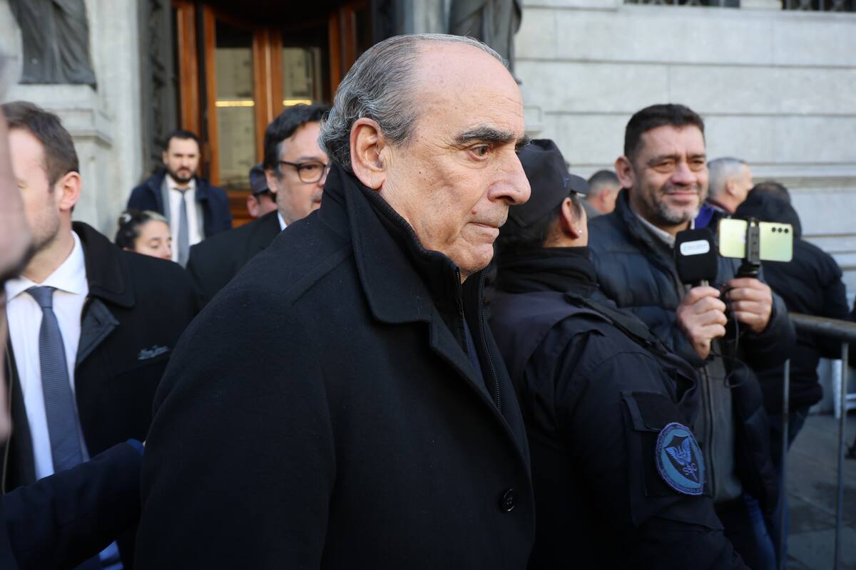 El jefe de gabinete, Guillermo Francos, sale del Senado de la Nación