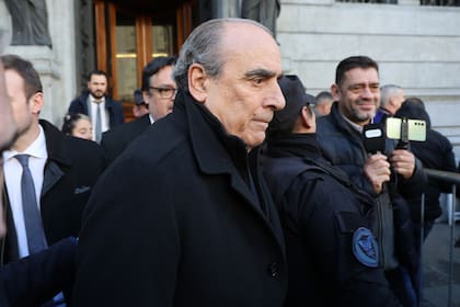 El jefe de gabinete, Guillermo Francos, sale del Senado de la Nación