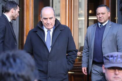 El jefe de gabinete, Guillermo Francos, sale del Senado de la Nación