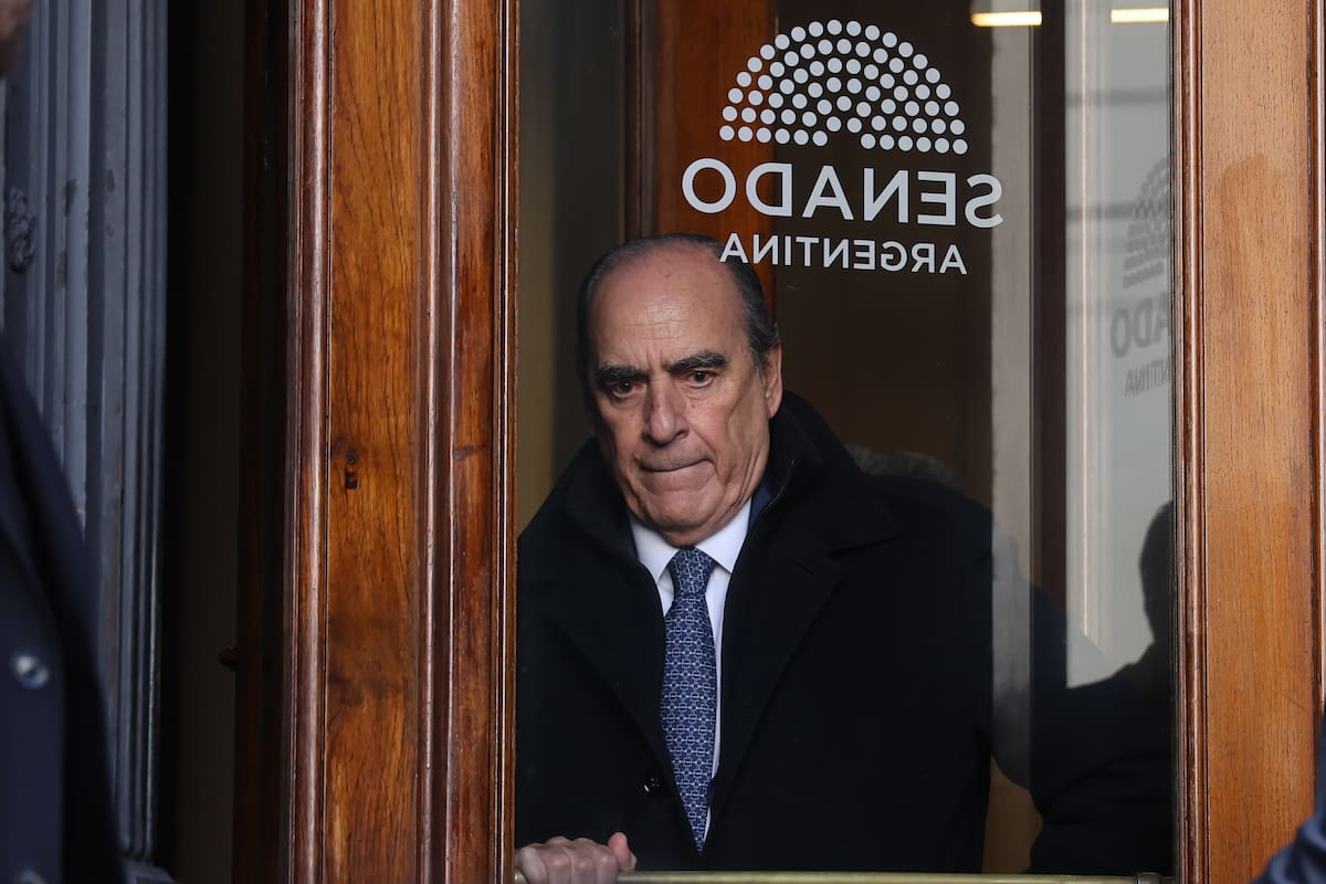 El jefe de gabinete, Guillermo Francos, sale del Senado de la Nación