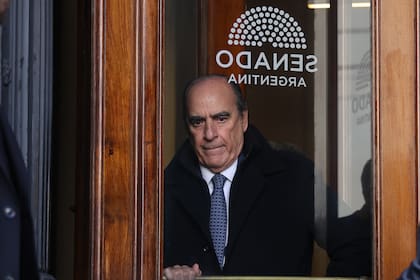 El jefe de gabinete, Guillermo Francos, sale del Senado de la Nación